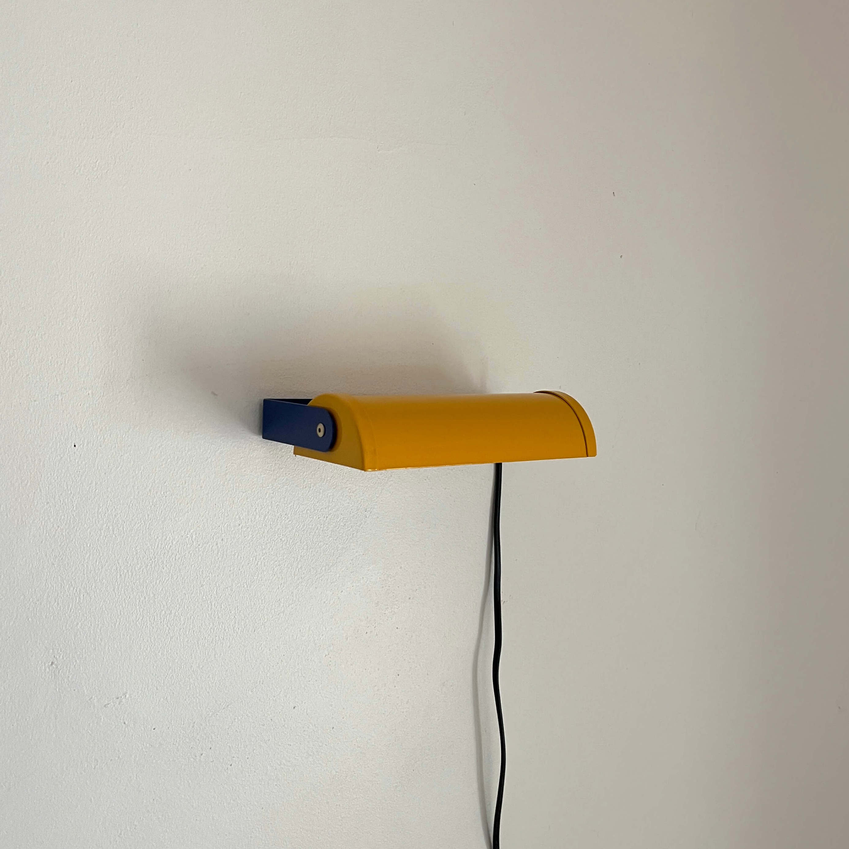 Lámpara orientable de pared amarilla y azul